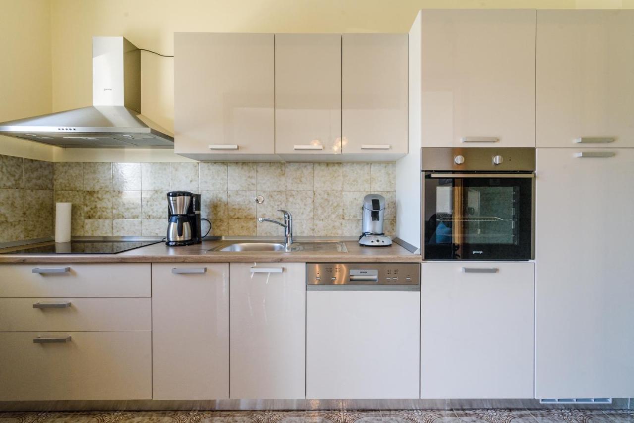 Apartments With A Parking Space Kastel Kambelovac, Kastela - 15480 Exterior photo